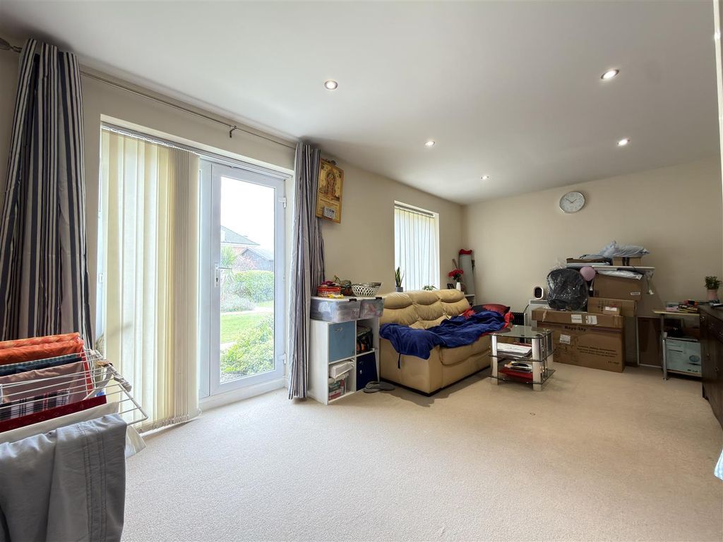 Property photo 2 of 9 Lounge