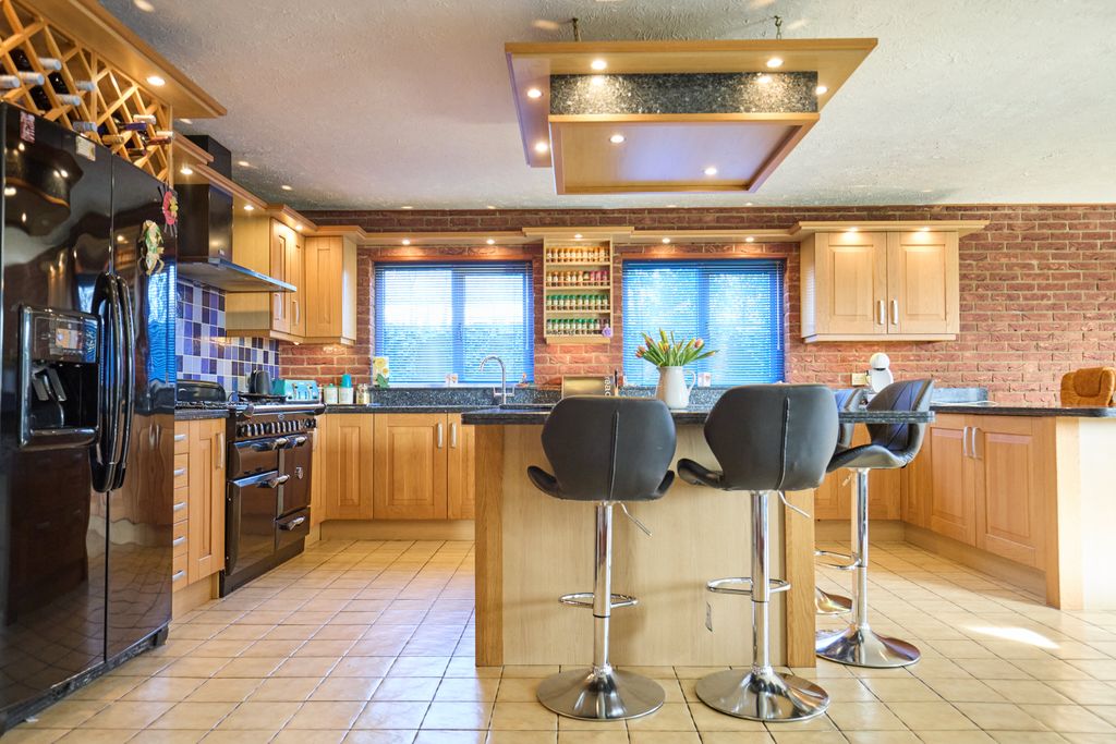 Property photo 1 of 37
