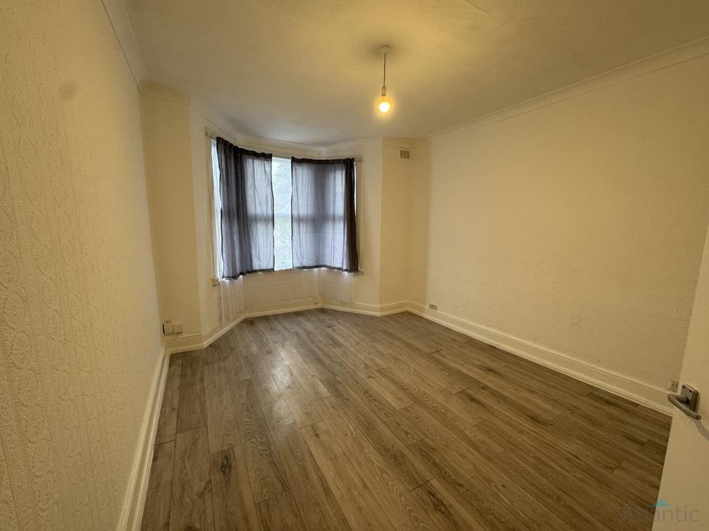 Property photo 1 of 6 Large 2 Bedroom 1st Floor Flat