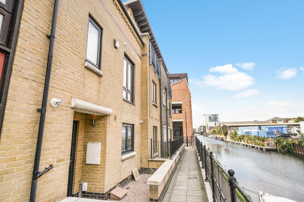 Property photo 2 of 19