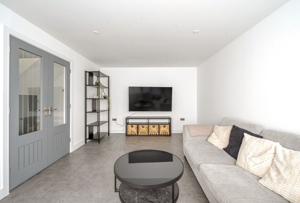 Property photo 3 of 22 1349487-8-68c01E3...