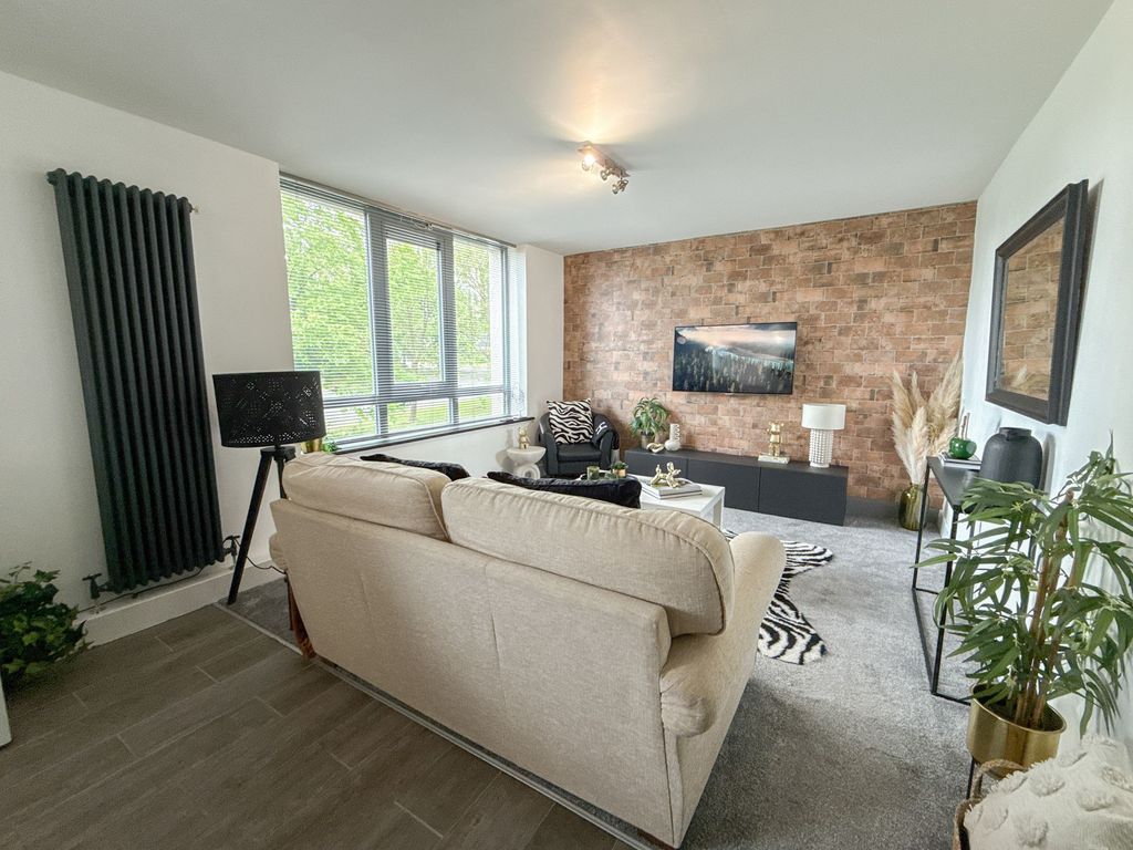 Property photo 2 of 11 Lounge