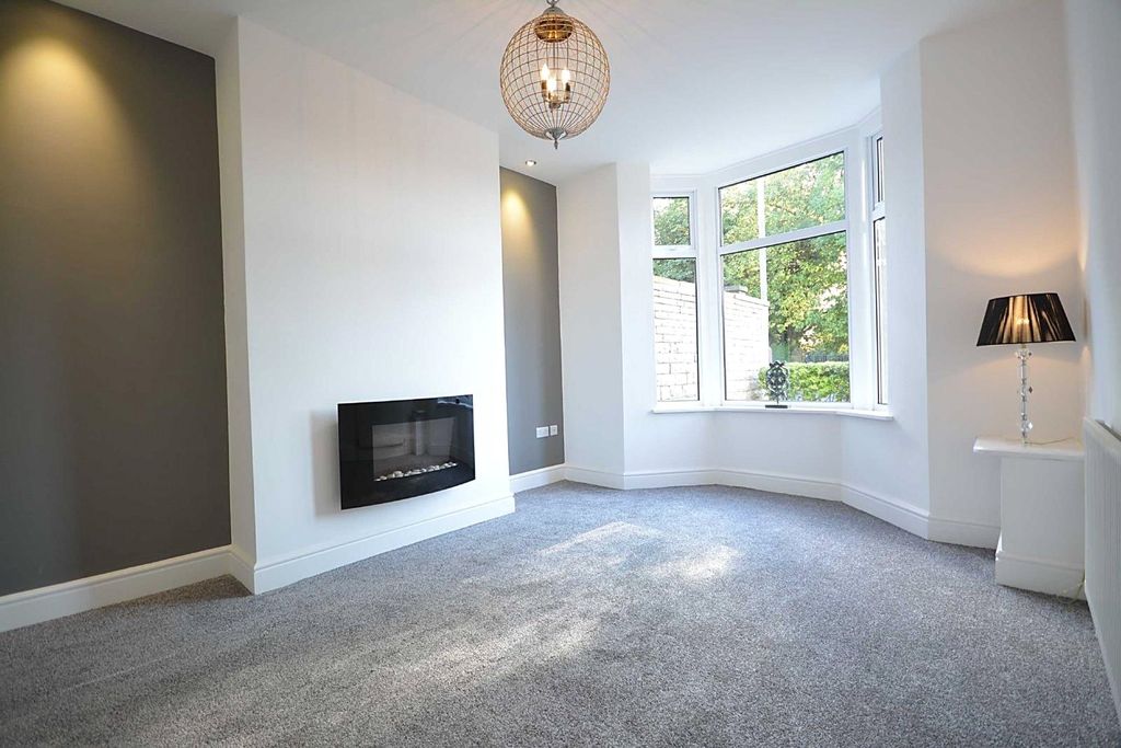 Property photo 3 of 13 Lounge