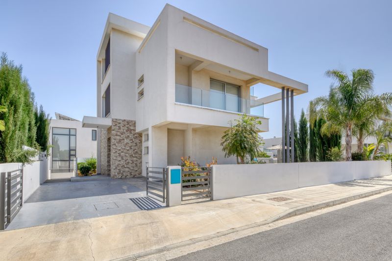 Property photo 1 of 24 Front Of The Villa