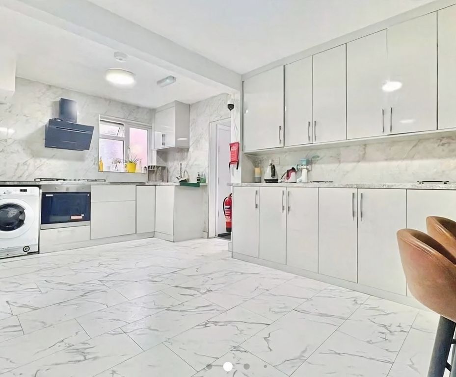 Property photo 3 of 11 Pbox-Img.Jpeg