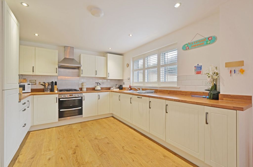 Property photo 2 of 27