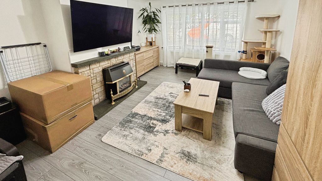 Property photo 3 of 10 Lounge