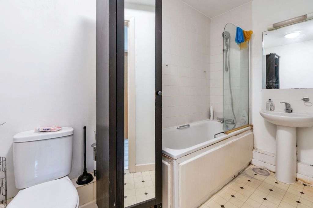 Property photo 3 of 14 Bathroom