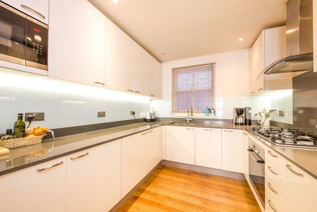 Property photo 1 of 12 Kew Foot Road