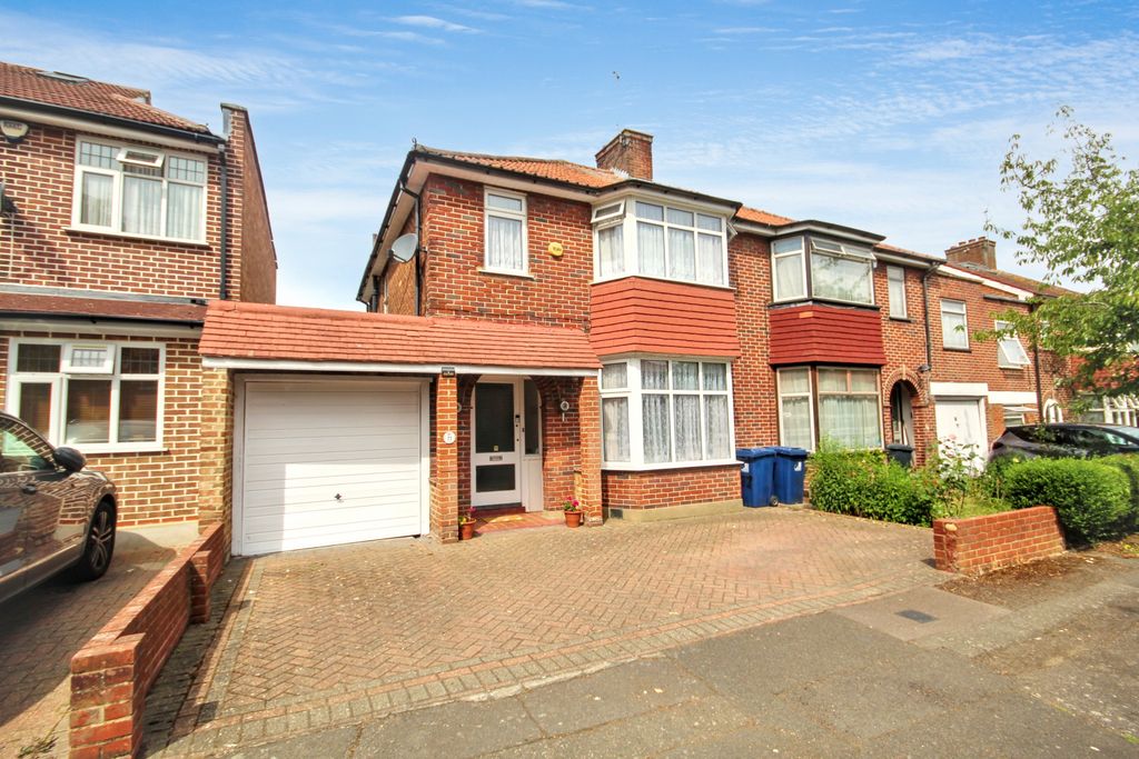 Property photo 1 of 12 Ashness Gardens, Greenford, Middlesex Ub6