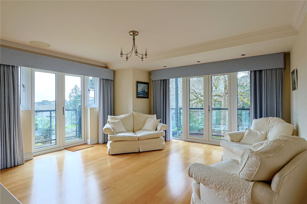 Property photo 2 of 22 Lounge