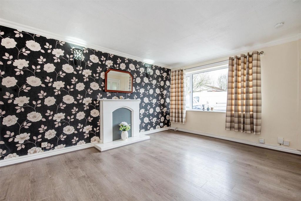 Property photo 2 of 22 Lounge