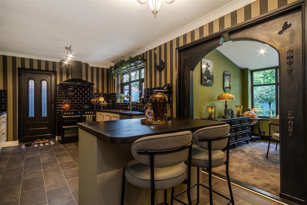 Property photo 3 of 31 Kitchen/Breakfast Room
