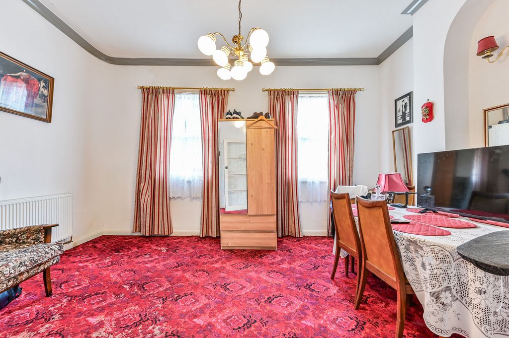 Property photo 2 of 11