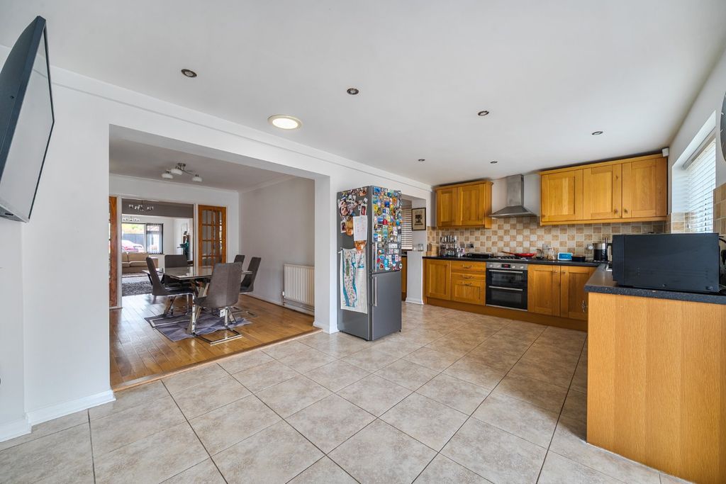 Property photo 3 of 19 Kitchen