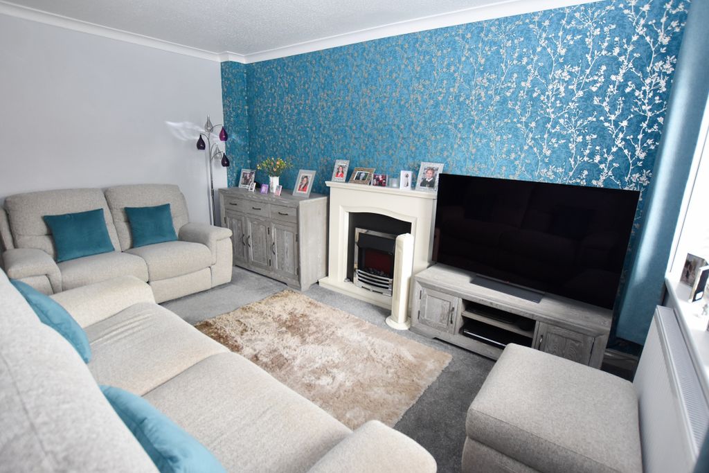 Property photo 3 of 19 Lounge 1