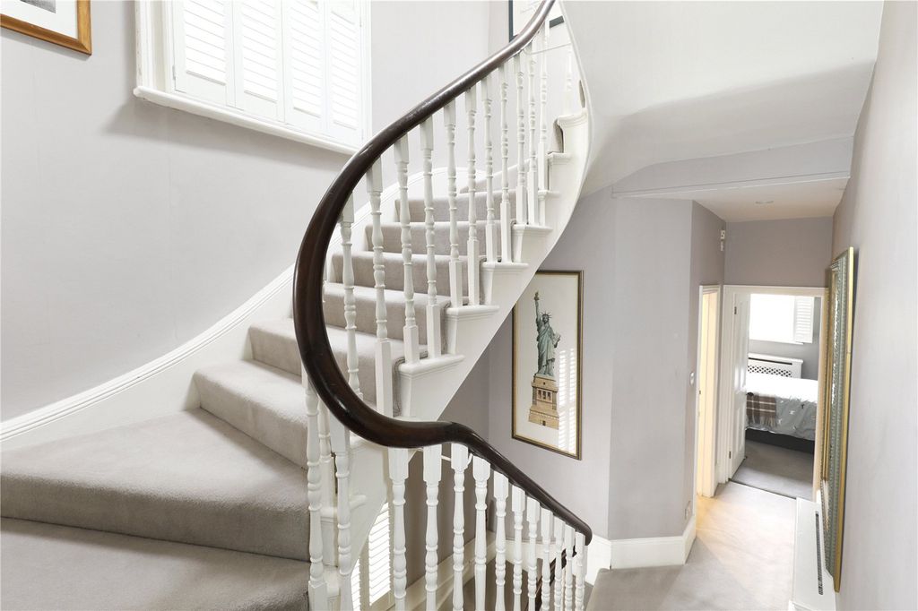 Property photo 2 of 21 Stairwell