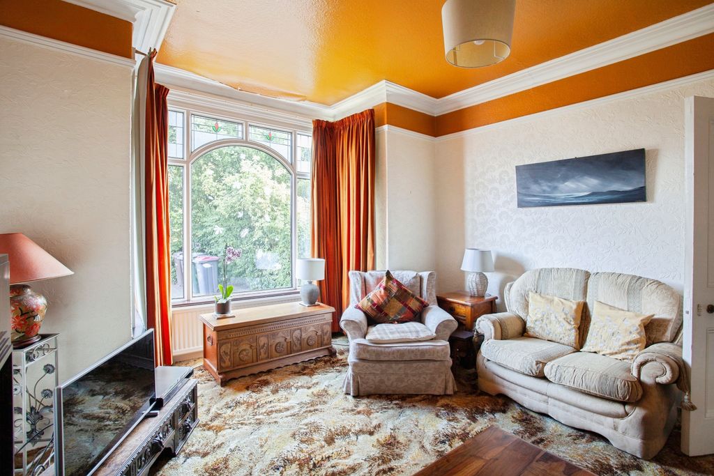 Property photo 2 of 14 Lounge