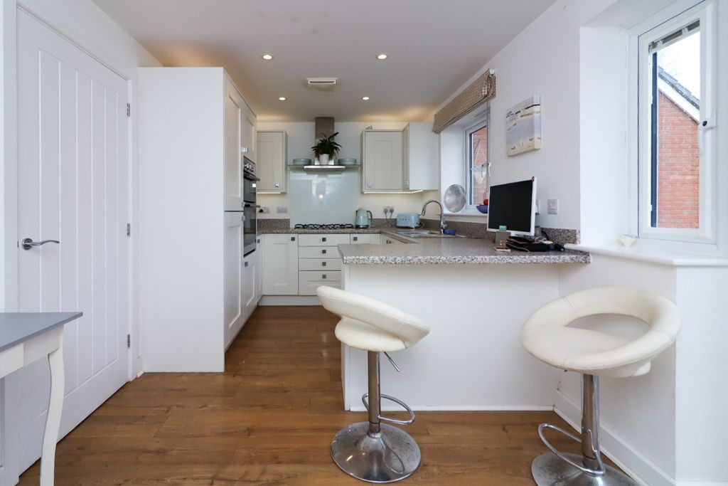 Property photo 3 of 39 Image00032