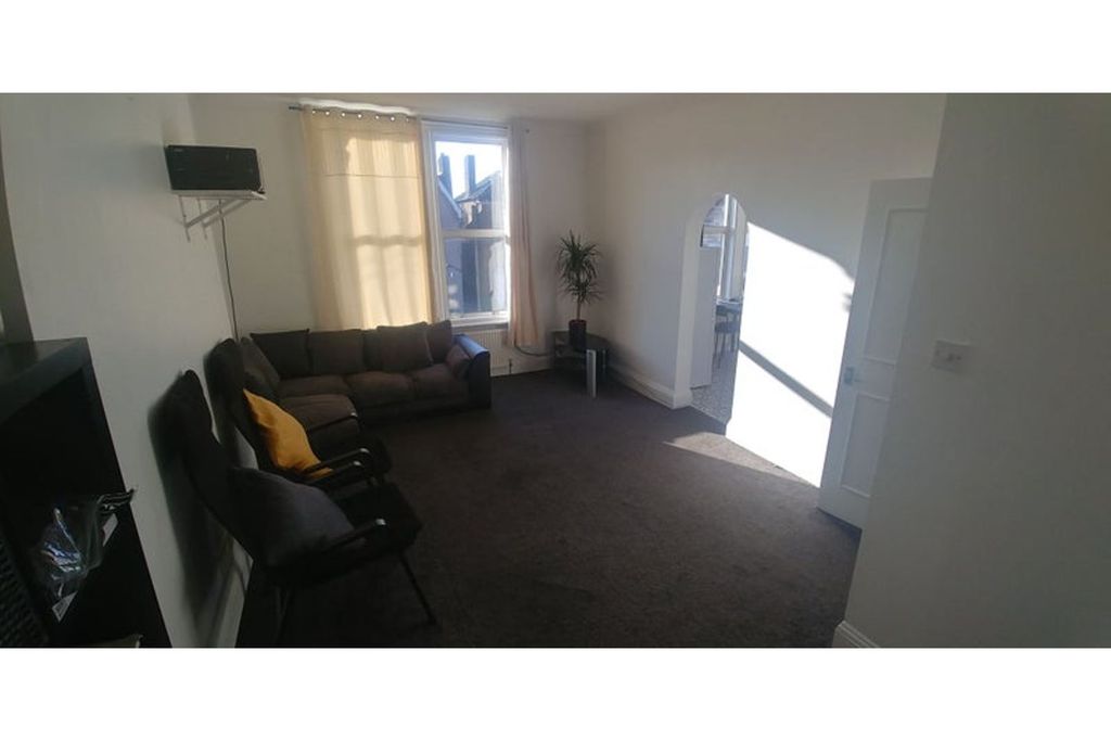 Property photo 2 of 11 Living Room