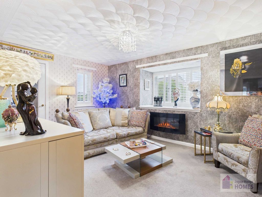 Property photo 2 of 18 Lounge