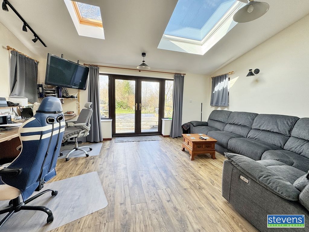 Property photo 3 of 27 Image00013
