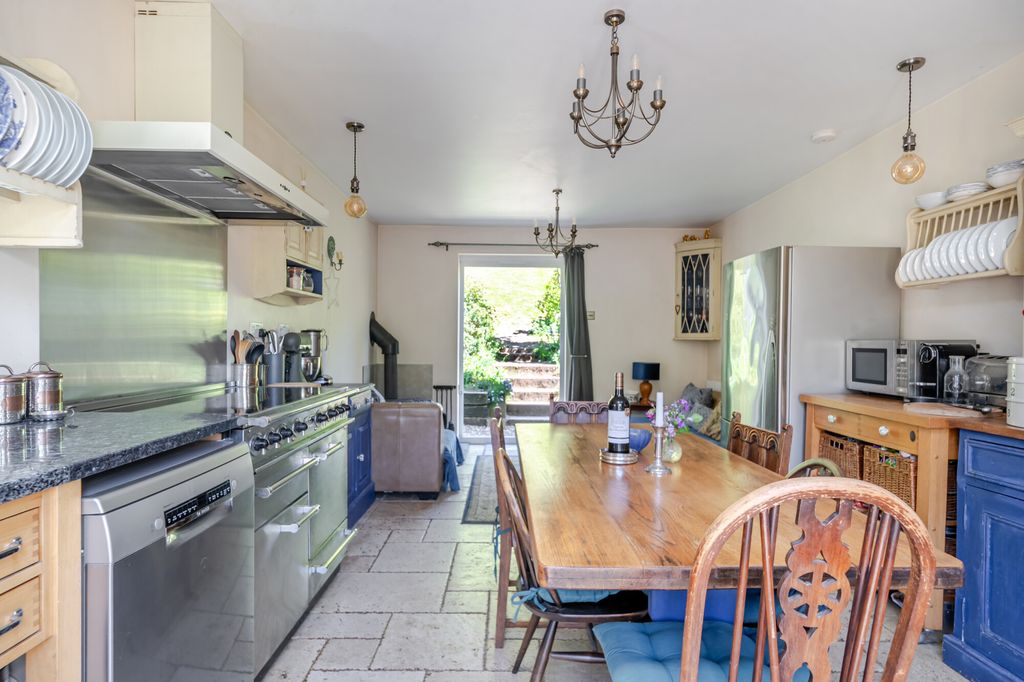 Property photo 2 of 33