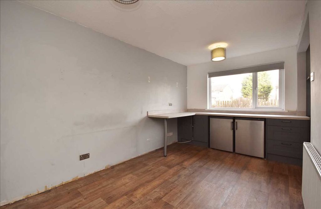 Property photo 2 of 7 Living Room/Bedroom Area