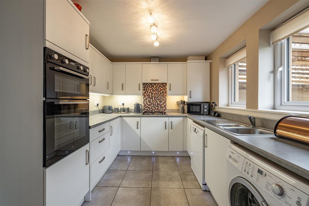 Property photo 3 of 26 8 Knoll Park Avenue Galashiels 20.Jpg