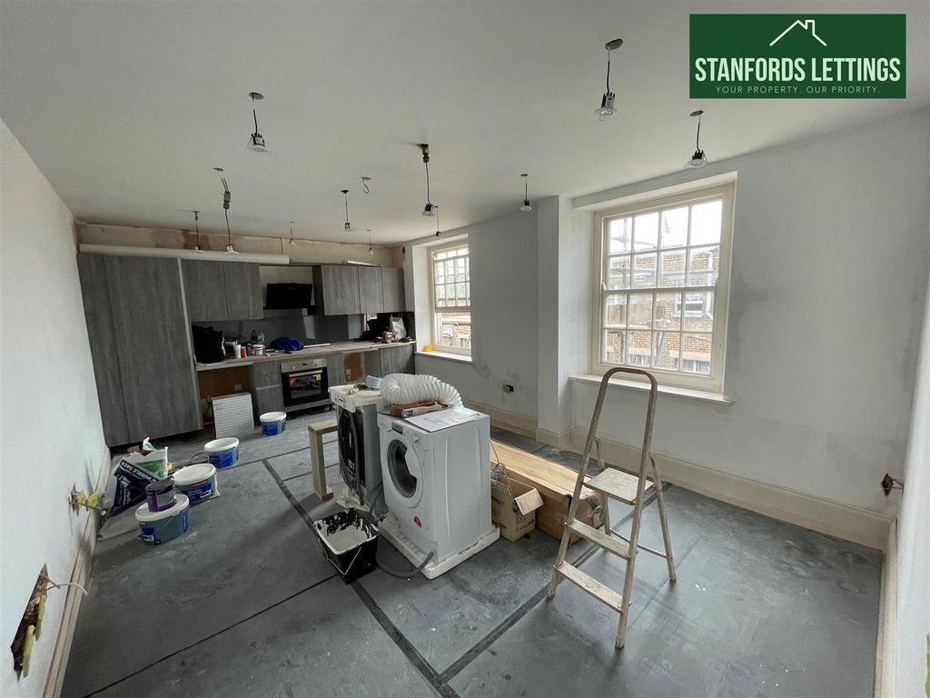 Property photo 3 of 6 liv.Jpg