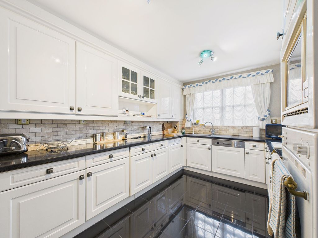 Property photo 2 of 14 Kitchen