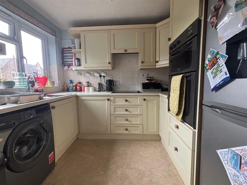 Property photo 3 of 11 Kitchen