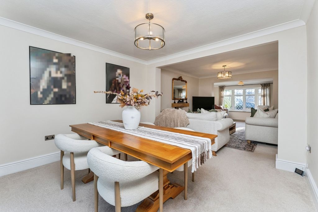 Property photo 3 of 25 Lounge