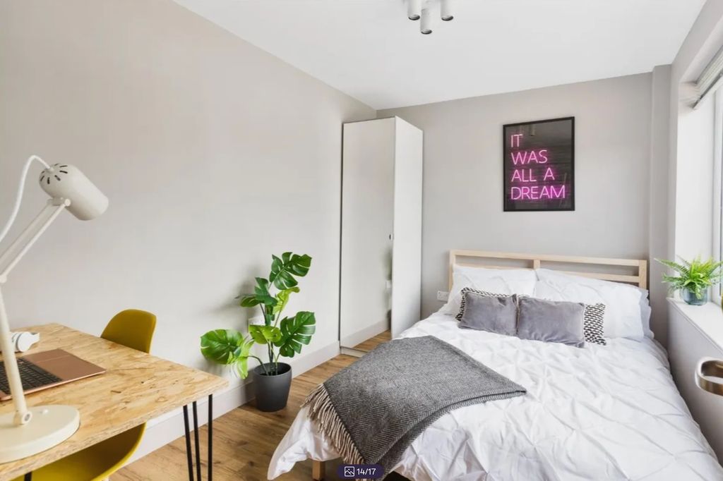 Property photo 1 of 16 A Bright And Modern Double Bedroom Featuring Styli...