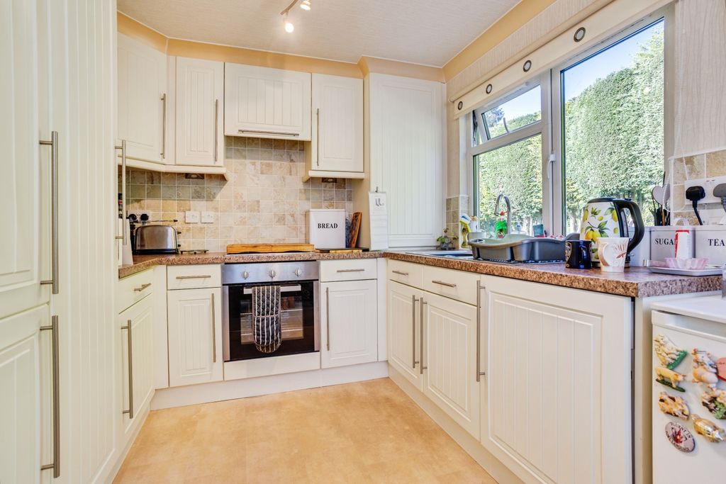 Property photo 2 of 10 Kitchen