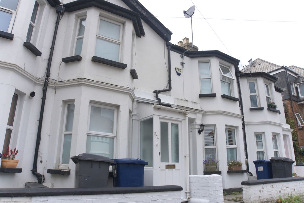 Property photo 1 of 13 2 Bed Terraced House To Rent Friern Barnet Lane, London N20