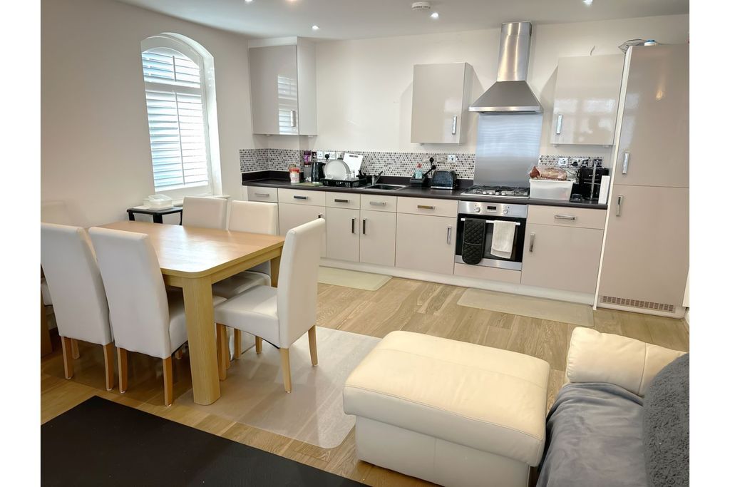 Property photo 3 of 12 Kitchen