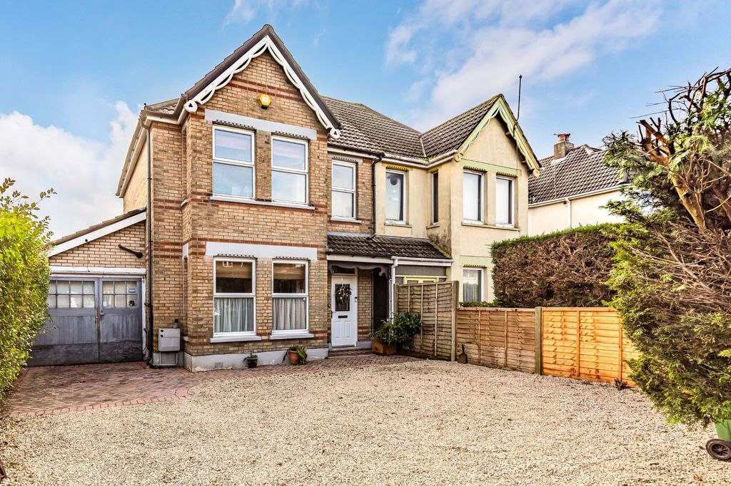 Property photo 1 of 32