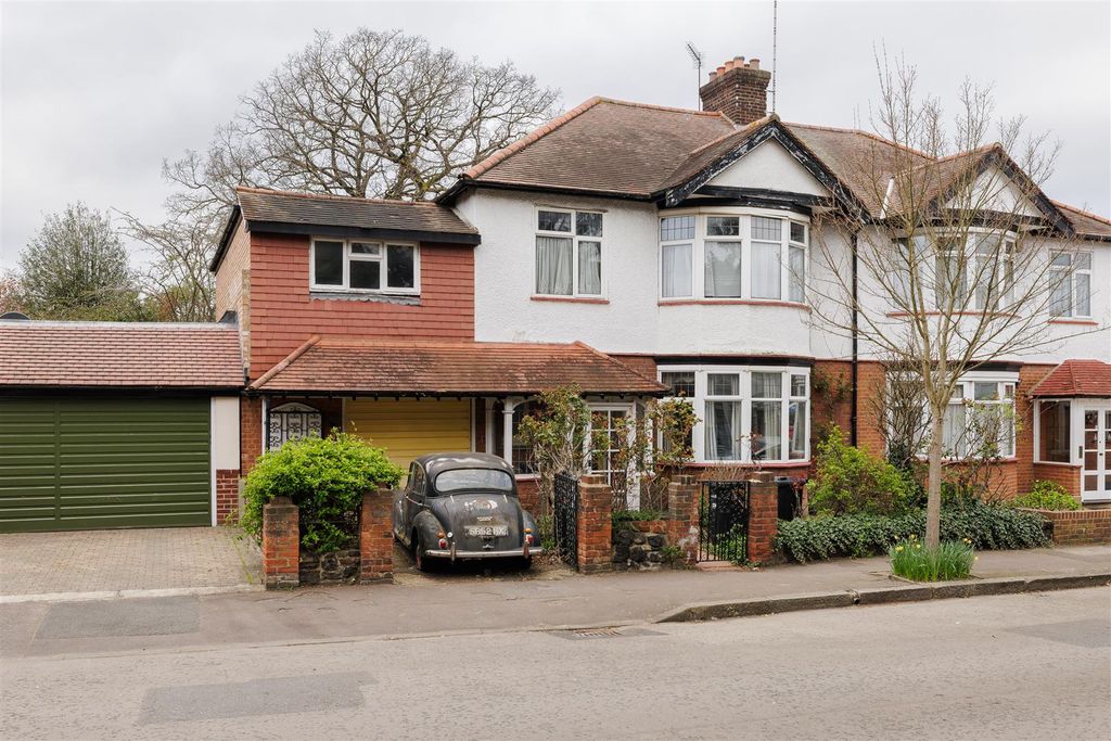 Property photo 1 of 35 Gloucster Road, E11