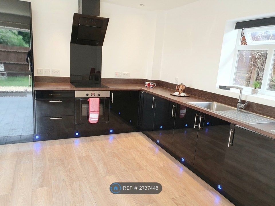 Property photo 1 of 8 Fully Fitted Kitchen