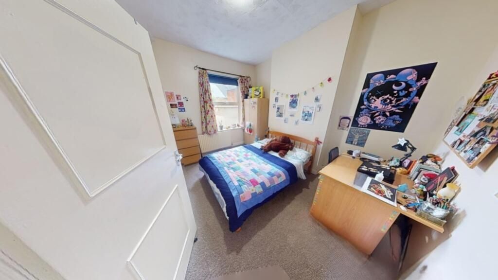 Property photo 1 of 10 A Bright And Clean Student Bedroom Featuring A Sin...