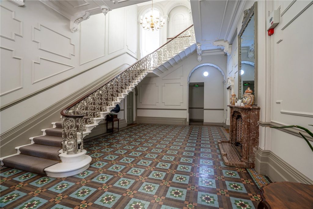 Property photo 2 of 15 Entrance Hall