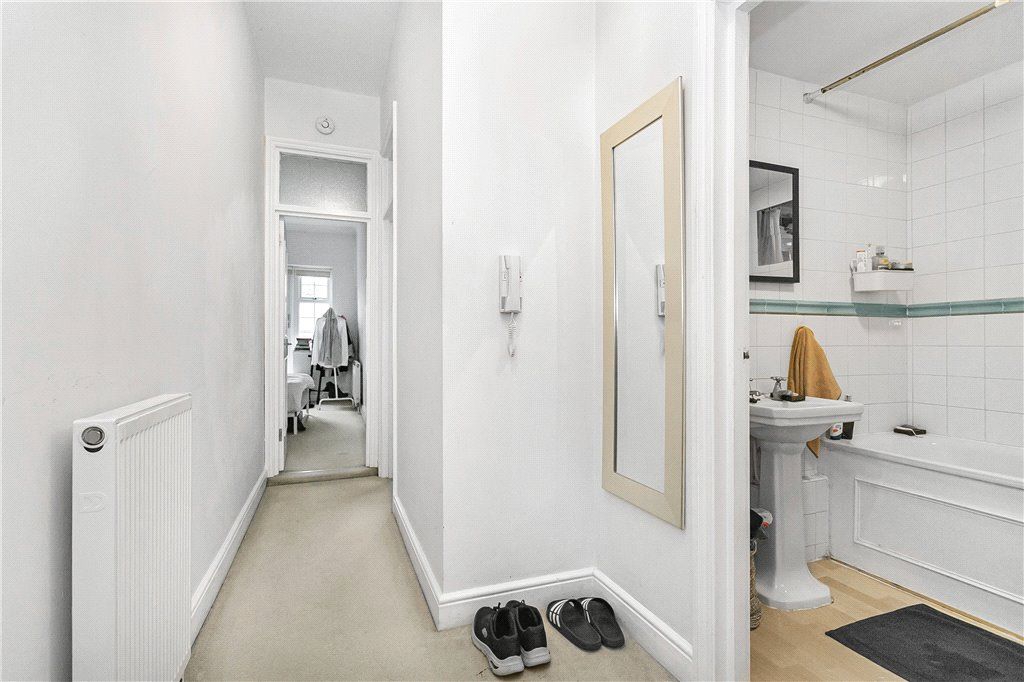 Property photo 3 of 11 Hallway