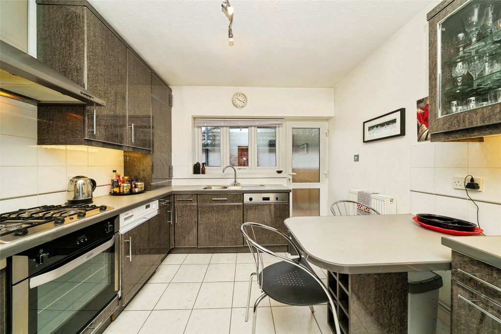 Property photo 3 of 16 Picture No. 17