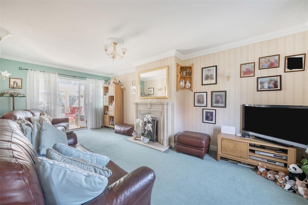 Property photo 2 of 18 Sitting Room