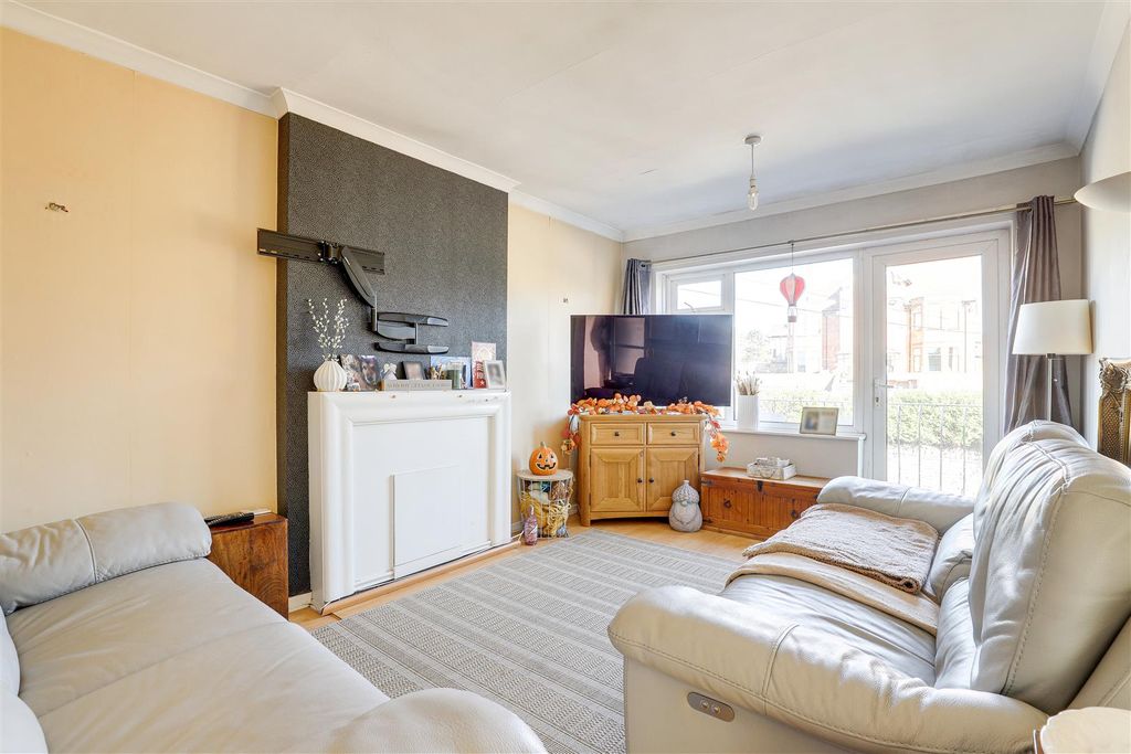 Property photo 2 of 11 10726.Jpg