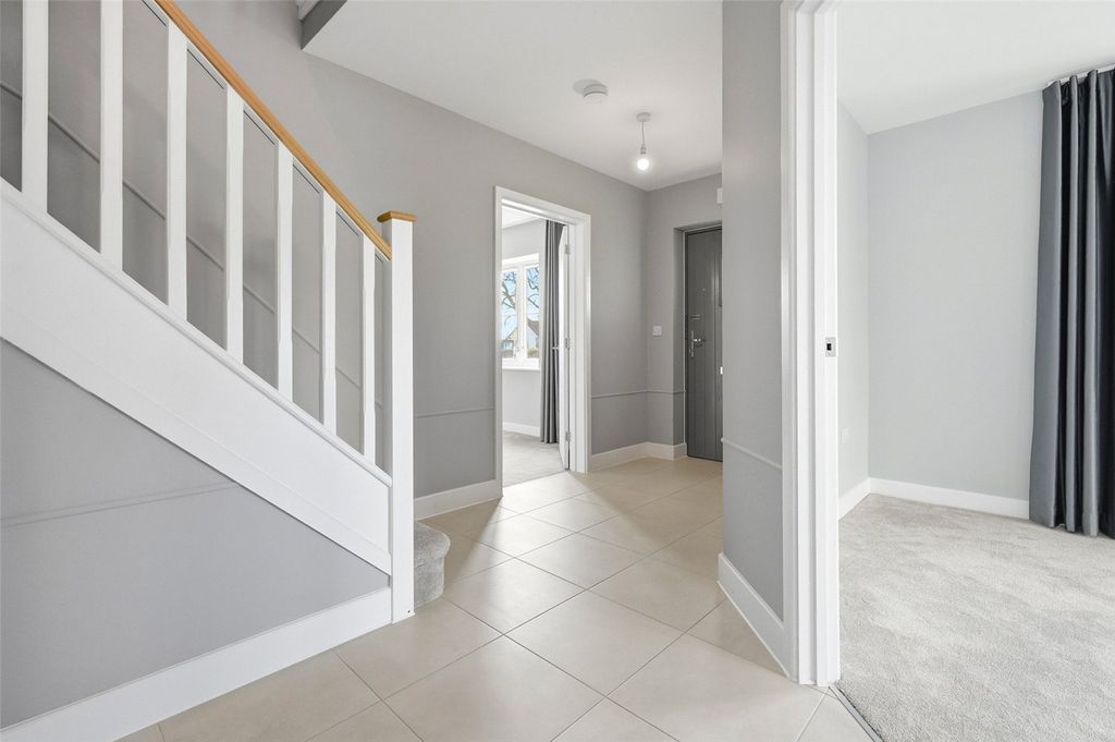 Property photo 3 of 14 Entracne Hall