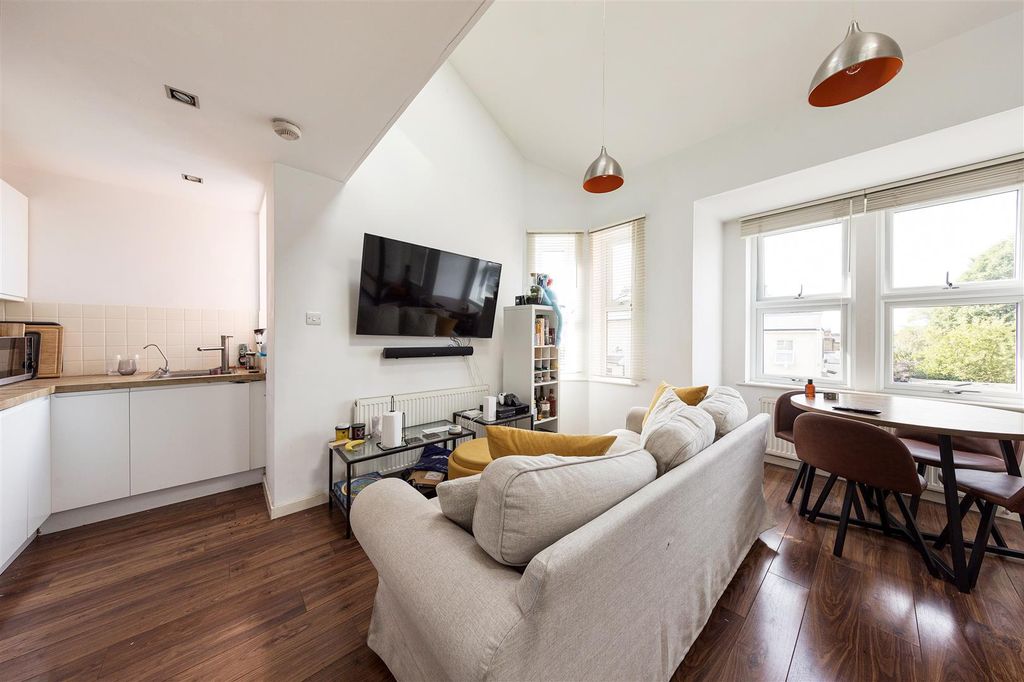 Property photo 2 of 11 Pembroke Road, E17