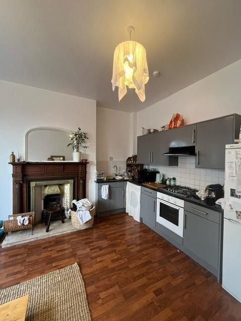 Property photo 2 of 7 Bright Combined Kitchen-Living Area With Modern Gr...