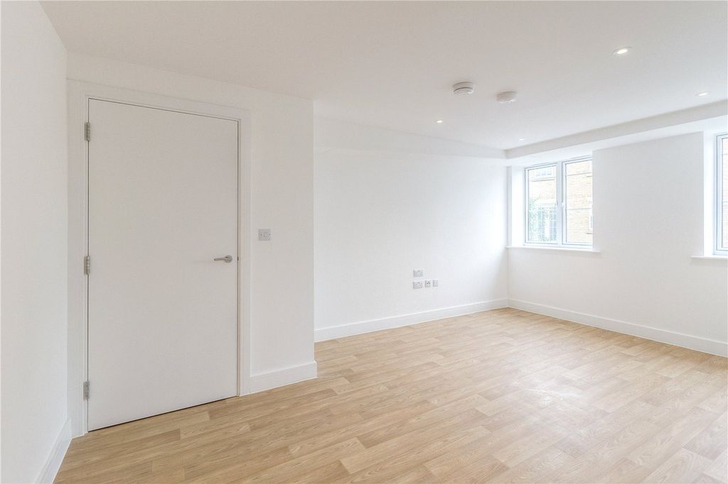 Property photo 3 of 8 Picture No. 14